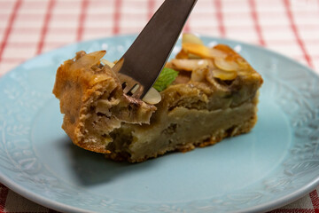 水色の皿の上のバナナケーキ