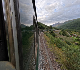 Viaje en tren por las montañas verdes