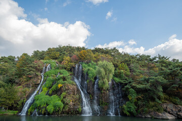 Fototapeta premium Close-up of waterfall with autumn foliage