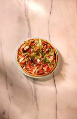 Pizza Rucola, Salami, Topshoot, Italien, Marmoruntergrund,