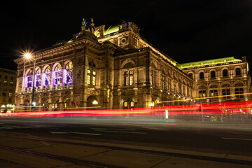 Fototapeta na wymiar Wiener Staatsoper bei Nacht mit Langzeitbelichtung des Verkehrs im Vordergrund.