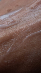 Piel de mano de mujer madura con crema en la superficie.