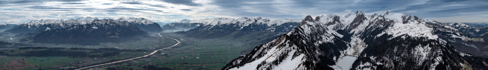 Appenzell, Schweiz: Panorama des Säntis, der über dem Rheintal aufragt