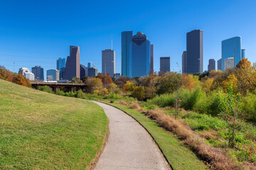 Obraz premium Alley in Houston downtown at sunny autumn day in Eleanor Tinsley Park, Houston, Texas, USA