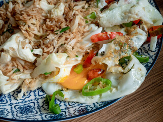 Riz frit pimenté avec un œuf au plat, spécialité Thaïlandaise