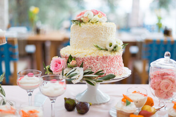 Obraz na płótnie Canvas Dessert table for a party. Cake, cupcakes, sweetness and flowers