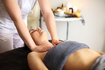 Obraz na płótnie Canvas Crop masseur massaging body of woman