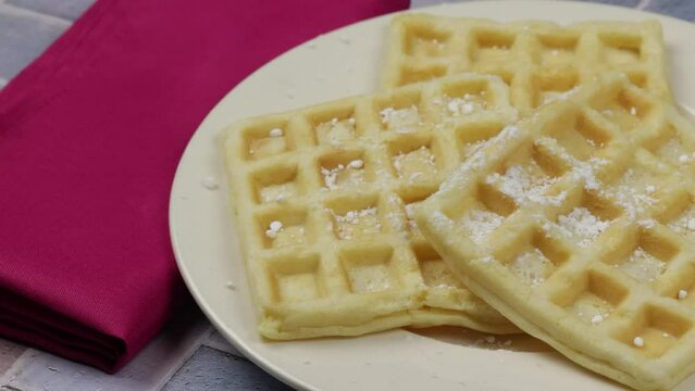 plusieurs gaufres au sucre, en gros plan, dans une assiette