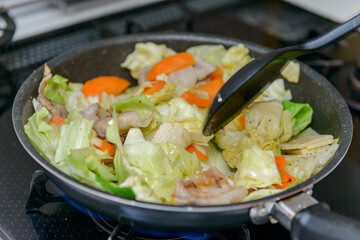 フライパンで野菜炒めを作る