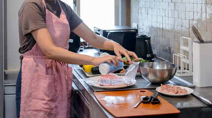 キッチンで料理をする女性