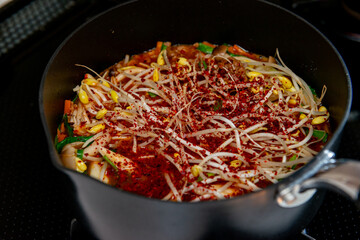 鍋に入れた野菜と唐辛子,ユッケジャンスープの調理風景