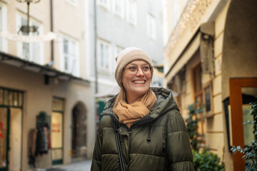 Lachende Frau in einer Gasse in Salzburg