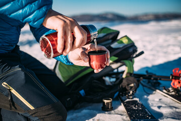 Ciepła herbata na stoku narciarskim w zimie do rozgrzania na zdrowie