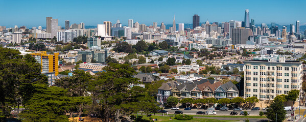 Fototapeta na wymiar Aerial view of the famous view of San Francisco at Alamo Square CA, USA