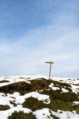 Trekking sign in the mountain with grass and snow, winter time. Basque Country of Spain. - 710901546