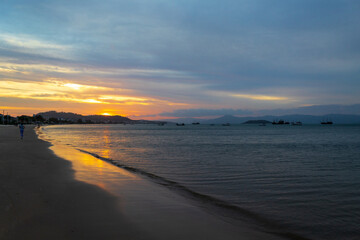 nuvens de chuva e o sol se pondo na praia da Cachoeira do Bom Jesus Florianopolis SC Brasil