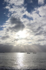 Rayos de sol en el mar