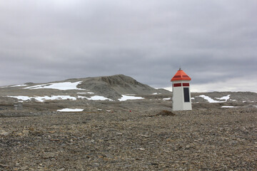 Fototapeta na wymiar Balise de reconnaissance pour les explorateurs des sites arctique
