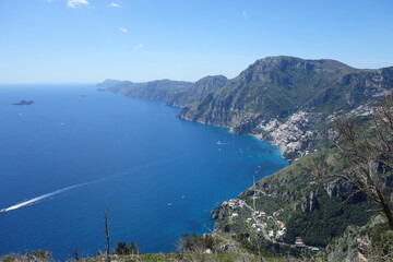 Fototapeta na wymiar Vue sur la côte amalfitaine depuis le sentier des dieux en Italie
