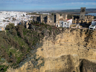 Obraz premium vista aérea del bonito pueblo de Arcos de la Frontera en la provincia de Cádiz, España