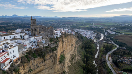 Naklejka premium vista aérea del bonito pueblo blanco de Arcos de la Frontera en la provincia de Cádiz, Andalucía