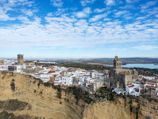 vista aérea del bonito pueblo blanco de Arcos de la Frontera en la provincia de Cádiz, Andalucía	