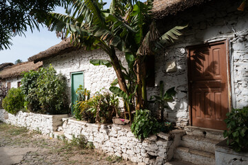 Fototapeta na wymiar Ancienne maison coloniale dans la rue des bananes sur l'île du Cap Vert en Afrique