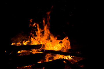 Fogueira acesa em noite de frio em sitio. 