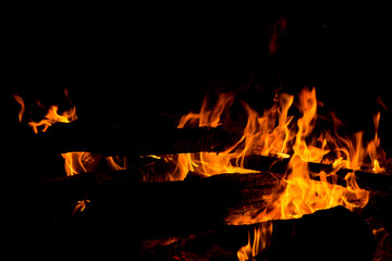 Fogueira acesa em noite fria e  escura de um hotel fazenda.