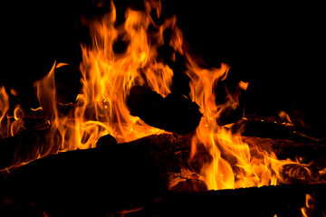 Fogueira acesa em noite de frio em sitio. 