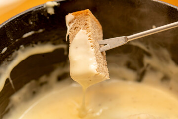 Typisches Schweizer Käsefondue, Essen an einem Winteraben