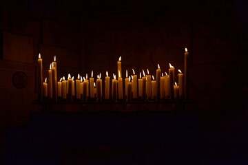 Kerzenlicht im Dunkel