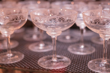 デザイン性に富んだアンテークなワイングラス