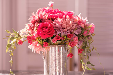 明るい日差しに照らされて輝くフラワーポット。その場の雰囲気を華やかに。