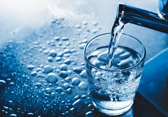 Foto op Plexiglas Water poured into a glass from tap water © oktay