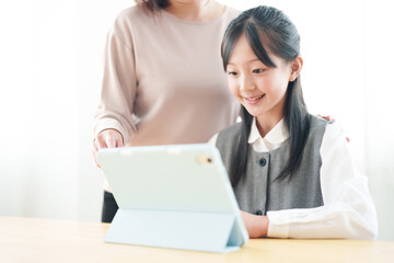 タブレットを使う女の子