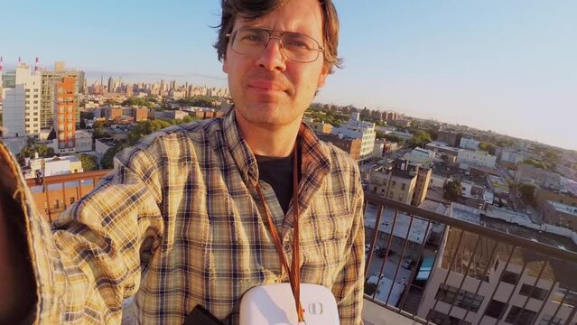 Photo artist at background of cityscape in summer