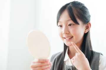 歯を確認する女の子