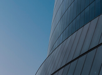 Fototapeta na wymiar Edificio de cristal con reflejos del cielo.