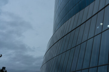 Edificio de cristal con reflejos del cielo.