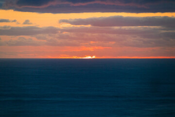 Obraz premium A Golden Dawn Breaks Over Gold Coast’s Tranquil Sea