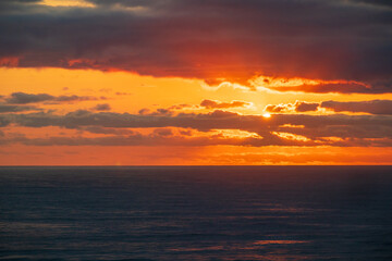 Obraz premium A Golden Dawn Breaks Over Gold Coast’s Tranquil Sea