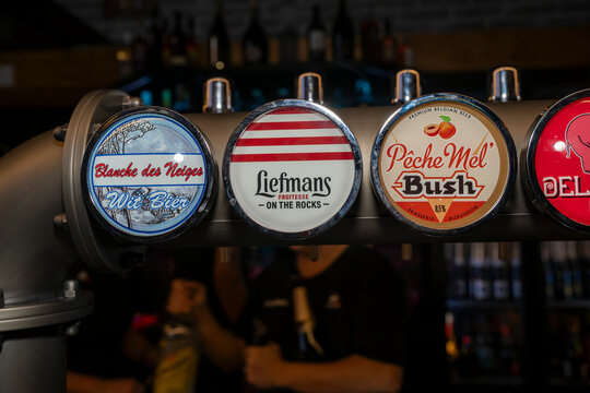 noms de bi&egrave;res sur des &eacute;tiquettes &agrave; l'arri&egrave;re de la tireuse d'un bar