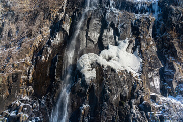 氷が残る早春の滝
