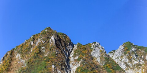 青空バックに見る秋の宝剣岳の雄姿
