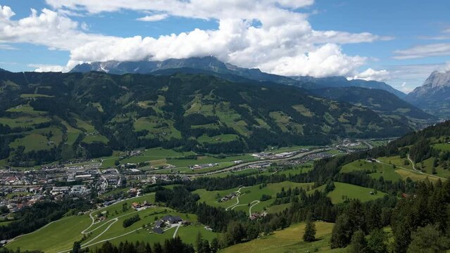 Drohnenflug &uuml;ber den Bergen in St. Johann im Pongau - Landschaft im Sommer