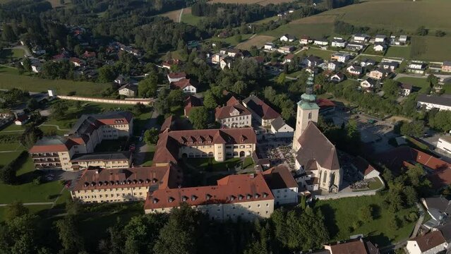 Drohnenflug &uuml;ber dem Dorf am See