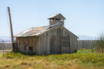 Fototapeta na wymiar An old barn structure found in the Sierra Nevada Mountains in California.