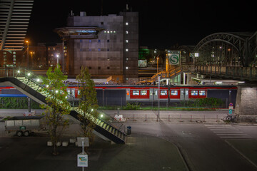 Fototapeta premium Munich's HackerbrÃ¼cke Night with Trains and Skylines