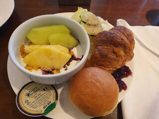 breakfast buffet yogurt, bread pineapple